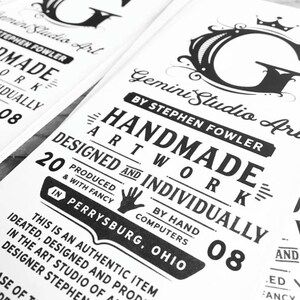Puede incluir: Primer plano de dos tarjetas blancas con texto negro. Las tarjetas presentan el texto "Gemini Studio Art" y "Handmade Artwork". Est&aacute;n dise&ntilde;adas y producidas individualmente en Perrysburg, Ohio. Las tarjetas tambi&eacute;n incluyen el n&uacute;mero "08".