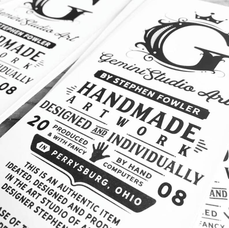Puede incluir: Primer plano de dos tarjetas blancas con texto negro. Las tarjetas presentan el texto "Gemini Studio Art" y "Handmade Artwork". Est&aacute;n dise&ntilde;adas y producidas individualmente en Perrysburg, Ohio. Las tarjetas tambi&eacute;n incluyen el n&uacute;mero "08".