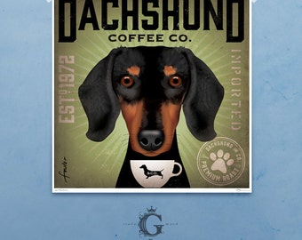 Puede incluir: Una impresión de Dachshund Coffee Co. con un perro salchicha negro y marrón sosteniendo una taza de café. El diseño vintage incluye el texto "EST 1972" e "Imported". La obra es de Stephen Fowler.
