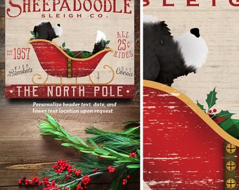 Può includere: Una stampa su tela rettangolare con un cane bianco e nero seduto su una slitta rossa. Il testo recita SHEEPADOODLE SLEIGH CO., EST 1957, ALL 25 CENTS RIDES, WARM BLANKETS, HOT COCOA e THE NORTH POLE. Il design include agrifoglio e motivi scozzesi.