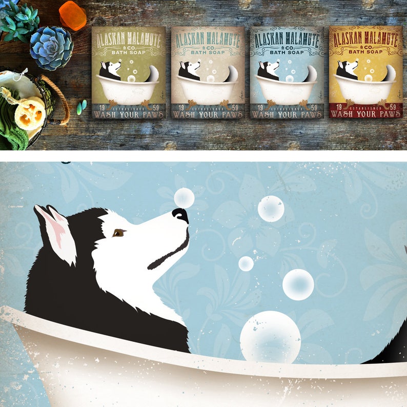K&ouml;nnte beinhalten: Ein schwarz-wei&szlig;er Alaskan Malamute-Hund sitzt in einer wei&szlig;en Badewanne mit blauen und wei&szlig;en Blumenmustern auf hellblauem Hintergrund. Der Hund schaut zu einer Blase nach oben. Es schweben mehrere Blasen in der Luft. Der Text auf dem Schild &uuml;ber dem Hund lautet "Alaskan Malamute & Co. Bath Soap Established 1959 Wash Your Paws".