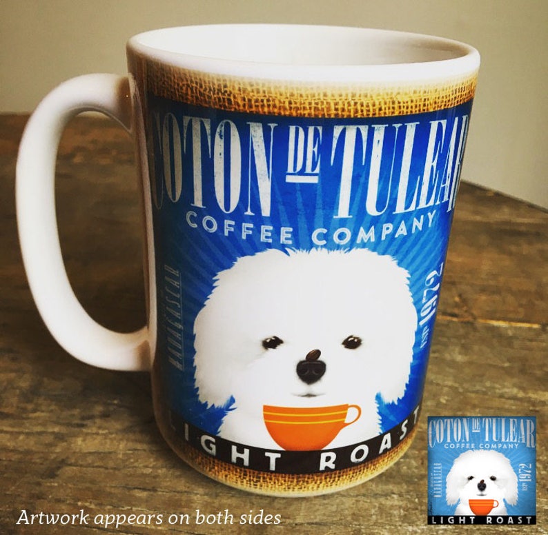 Puede incluir: Taza de caf&eacute; de cer&aacute;mica blanca con una ilustraci&oacute;n de perro Coton de Tulear y el texto "COTON DE TULEAR COFFEE COMPANY". La taza tiene un asa blanca y un gr&aacute;fico de taza de caf&eacute; naranja. Tambi&eacute;n son visibles las palabras "LIGHT ROAST".