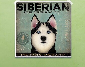 Peut inclure: Une affiche de style vintage avec un Husky sibérien aux yeux bleus perçants. L'affiche indique "SIBERIAN ICE CREAM CO." et "FROZEN TREATS". Un logo "Husky Brand" est également visible. L'affiche est fixée sur un fond vert.