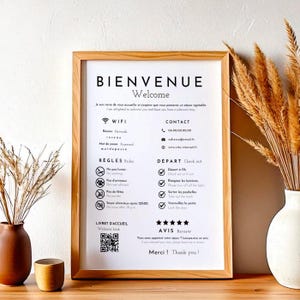 Peut inclure: Une pancarte blanche avec du texte noir et des icônes, intitulée "Bienvenue" et "Welcome". La pancarte fournit des informations sur le WiFi, les coordonnées, les règles et les procédures de départ. Elle comprend également une icône de livre de bienvenue et une note de cinq étoiles.