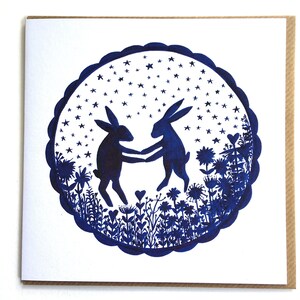 Tarjeta ecológica de liebres danzantes (en blanco por dentro) 15 cm Sin plástico