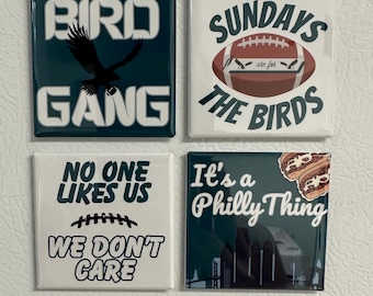 Peut inclure: Quatre aimants de réfrigérateur carrés vert et blanc avec différents motifs et dictons. Le premier aimant dit "Bird Gang" avec un aigle noir. Le deuxième aimant dit "Les dimanches sont pour les oiseaux" avec un ballon de football. Le troisième aimant dit "Personne ne nous aime, on s'en fiche" avec un point de suture de ballon de football. Le quatrième aimant dit "C'est une chose de Philly" avec un horizon et un cheesesteak.