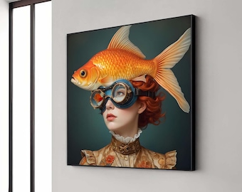 Könnte beinhalten: Eine Frau mit roten Haaren trägt eine blaue Schutzbrille und ein Goldfisch sitzt auf ihrem Kopf. Die Frau trägt ein braunes und goldenes gemustertes Kleid. Der Hintergrund ist blaugrün.