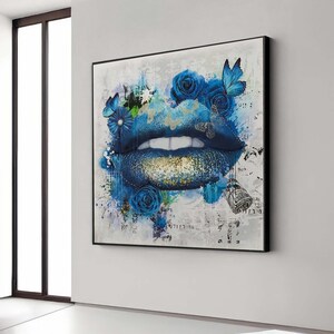 Stampa artistica da parete contemporanea con labbra blu e farfalle – Bocca femminile surreale con farfalle che si trasformano, colori pop audaci