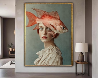 Könnte beinhalten: Gerahmtes Porträt einer Person mit roten Haaren und einem roten Fisch auf dem Kopf. Die Person trägt ein weißes Kleid mit Spitzendetails. Das Kunstwerk ist vor einem gedämpften blau-grauen Hintergrund in Gold gerahmt.