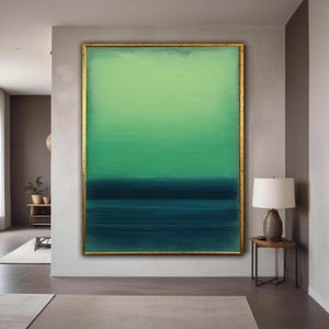 Peut inclure: Peinture abstraite de grande taille avec un dégradé de verts, allant du vert clair en haut au vert foncé en bas. L'œuvre est encadrée d'une bordure dorée, créant un contraste visuel saisissant. L'œuvre est exposée dans un intérieur moderne.
