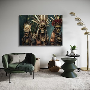 Puede incluir: Impresión en lienzo que presenta tres figuras con rostros de calaveras, adornadas con elaborados tocados y vestimenta tribal. La obra de arte tiene una estética oscura y misteriosa, con un enfoque en los detalles y la textura. Las figuras se destacan sobre un fondo natural borroso.