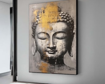 Puede incluir: Una gran obra de arte en lienzo enmarcada que presenta una serena cabeza de Buda. La obra de arte es principalmente en tonos de gris y negro, con acentos de pan de oro en la cabeza y en el fondo. Los ojos del Buda están cerrados.