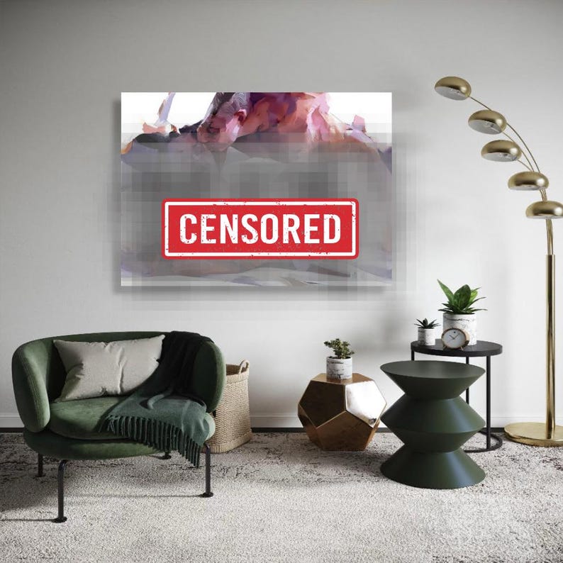 K&ouml;nnte beinhalten: Ein modernes Wohnzimmer mit einem abstrakten Kunstwerk an der Wand, das mit einem roten "CENSORED" Stempel versehen ist. Ein gr&uuml;ner Sessel, Beistelltische und eine Stehlampe erg&auml;nzen die Einrichtung.