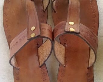 Vintage Sandals, VTG Hippie Sandals, Perfectly Cute 70s Sandals, Hand Tooled Leather Euro sz 39, US sz 7.5 , Brown