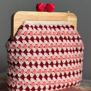 Pochette pour femme au crochet rose avec fermoir à cadenas, sac à main pour femme élégant avec fermoir en bois, pochette pour femme chic et élégante avec intérieur doublé