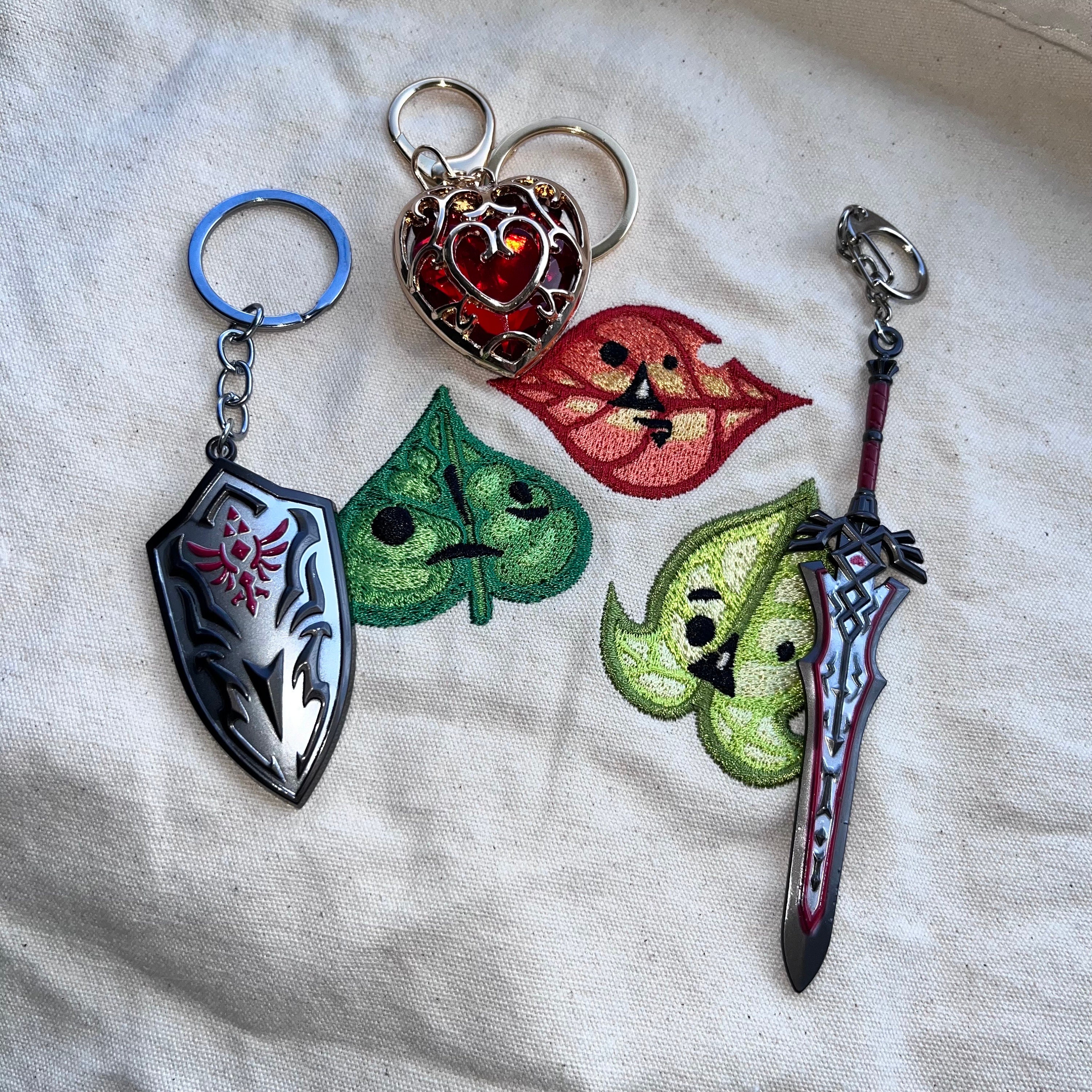 The legend of Zelda heart keychain, heart container, Royal Claymore, Royal Shield