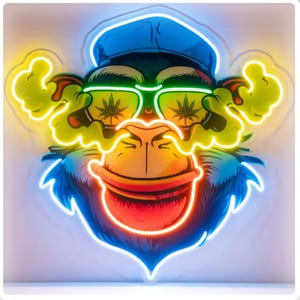 Może przedstawiać: Neonowy znak przedstawiający kreskówkową małpę w niebieskiej czapce i okularach przeciwsłonecznych z motywami liści konopi. Twarz małpy to mieszanka pomarańczowego, żółtego i niebieskiego, z neonowymi konturami w kolorze niebieskim, żółtym i czerwonym.