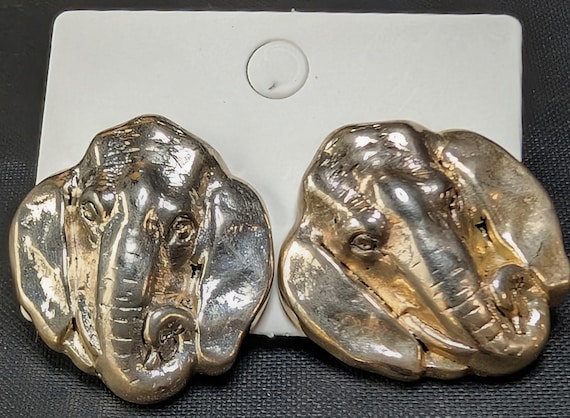 Elephant head stud earrings - image 4