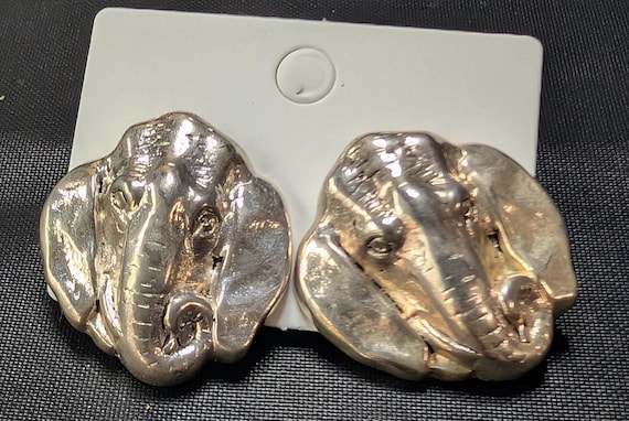 Elephant head stud earrings - image 1