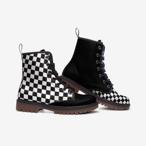 Zwart-wit geruite veganistische combatlaarzen, grunge ska schoenen uit de jaren 90, tweekleurige schoenen, pop punk emo gothic alternatieve mode schoenen afbeelding 3