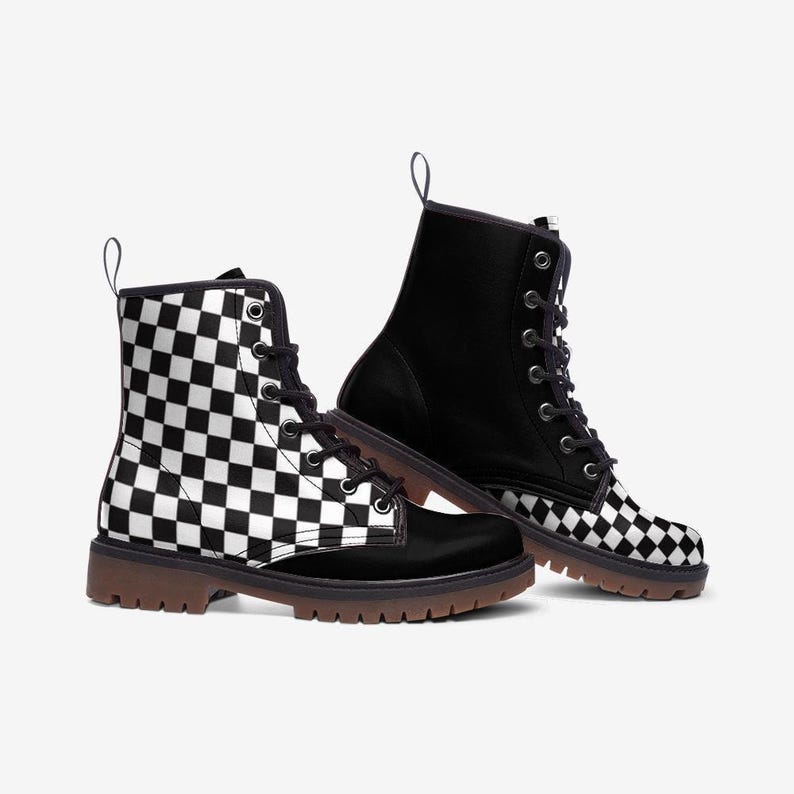Zwart-wit geruite veganistische combatlaarzen, grunge ska schoenen uit de jaren 90, tweekleurige schoenen, pop punk emo gothic alternatieve mode schoenen afbeelding 3