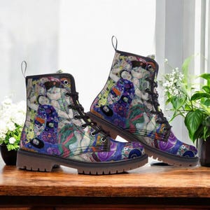 Klimt Jugendstil Kampfstiefel| Abstrakte Umarmung Schnürstiefel | Renaissance-Stiefel | Lila Vegan Leder Schuhe | Für Frauen| Männer| Kunstliebhaber