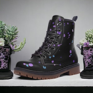 Schwarze Galaxie vegane Kampfstiefel| Fantasy Kunstleder Schuhe|Schnürschuhe| Für Frauen| Männer| Gothic Stiefel | Witchy Clubkleidung| Goth Mädchen | Zoll Schuh