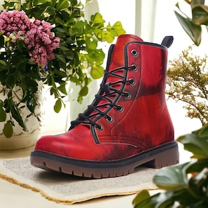 Inferno rode veganistische gevechtslaarzen| UniekGotische laarzen| Modieuze punklaarzen| Kleurrijke schoenen| Gothicmeisje| Vintage veterlaarzen voor dames| Heren