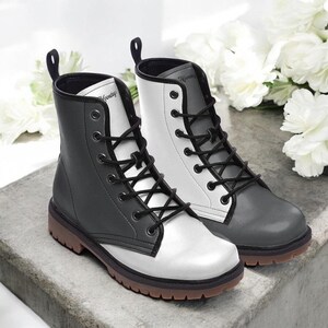 Niet-overeenkomende zwart-witte veganistische gevechtslaarzen| Fantasy imitatieleren gothic laars| Witchy, punk, hippie, veterschoenen voor dames| mannen| jongens| Meisjes