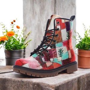 Botas de combate veganas con parches rojos, zapatos de piel sintética con dijes bohemios, botas hippies, botas modernas, botas con cordones de colores para mujeres y hombres.