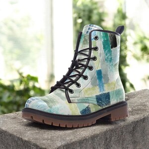 Botas de combate veganas con patchwork azul pastel / Botas con cordones verdes ingeniosas / Zapatos de cuero personalizados para mujeres / Hombres / Regalo para amantes del arte