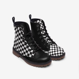 Zwart-wit geruite veganistische combatlaarzen, grunge ska schoenen uit de jaren 90, tweekleurige schoenen, pop punk emo gothic alternatieve mode schoenen afbeelding 5
