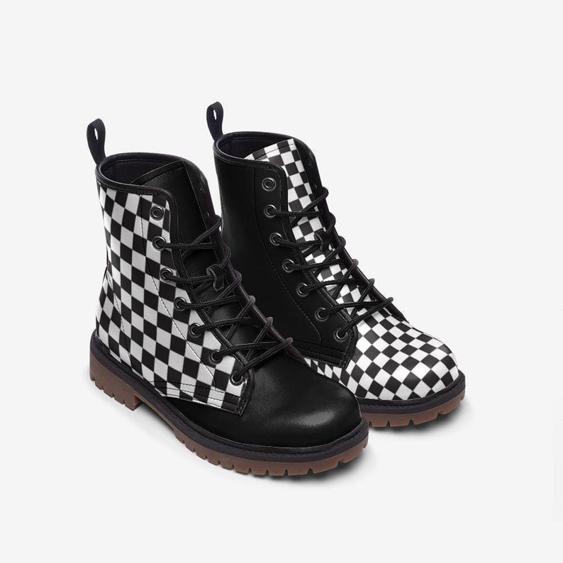 Zwart-wit geruite veganistische combatlaarzen, grunge ska schoenen uit de jaren 90, tweekleurige schoenen, pop punk emo gothic alternatieve mode schoenen afbeelding 5