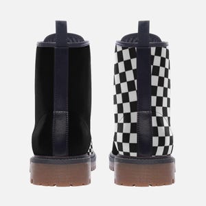 Zwart-wit geruite veganistische combatlaarzen, grunge ska schoenen uit de jaren 90, tweekleurige schoenen, pop punk emo gothic alternatieve mode schoenen afbeelding 6