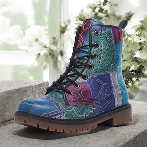 Botas de combate veganas con parches azules ingeniosos/Botas con cordones floreados/Botas de cuero vegano estilo bohemio artístico/Zapatos personalizados para mujeres/hombres