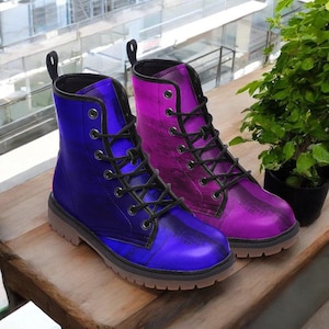 Mismatched Amethyst Lila und Violet Vegan Kampfstiefel| Kunstleder Schuhe | Witchy| Fantasie| Gotik| Schnüren| Hippie|Für Frauen| Männer