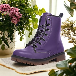 Royal Lila Vegan Kampfstiefel| Vintage Kunstleder Stiefel | Witchy Dunkle Schnürstiefel | Gotik| Schwarz| Maßgefertigte Schuhe für Damen und Herren|