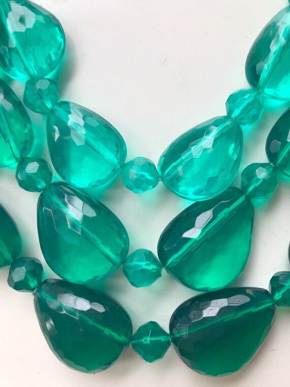 Vintage 1960s Emerald Green Stone 3-layered neckl… - image 3