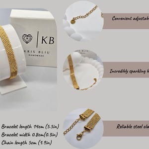 Puede incluir: Pulsera dorada con dise&ntilde;o de malla, exhibida en un soporte blanco. La pulsera mide 14 cm de largo y 0,8 cm de ancho. La cadena mide 5 cm. La imagen muestra el logotipo de la marca y la inscripci&oacute;n "KRIS BLIU HANDMADE". Cierre de acero fiable.