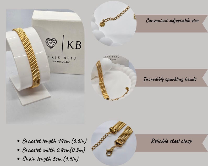 Puede incluir: Pulsera dorada con dise&ntilde;o de malla, exhibida en un soporte blanco. La pulsera mide 14 cm de largo y 0,8 cm de ancho. La cadena mide 5 cm. La imagen muestra el logotipo de la marca y la inscripci&oacute;n "KRIS BLIU HANDMADE". Cierre de acero fiable.