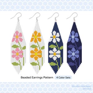 Könnte beinhalten: Vier Perlenohrringmuster mit Blumendesigns in Pink, Orange, Weiß und Blau. Die Muster sind mit "Beaded Earrings Pattern 4 Color Sets" beschriftet.