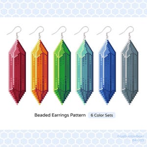 Puede incluir: Seis pares de pendientes de cuentas en diferentes colores. Los pendientes tienen forma de cristales largos y estrechos. Los colores son rojo, naranja, verde, azul, azul claro y gris. Los pendientes se muestran sobre un fondo blanco con un patrón hexagonal. El texto "Beaded Earrings Pattern 6 Color Sets" está debajo de los pendientes. El texto "BlueBumbleBead B4-003" está en la parte inferior de la imagen.