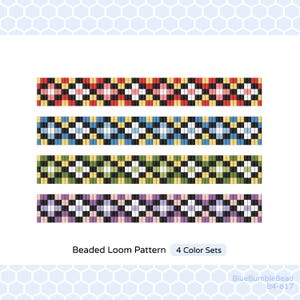 Puede incluir: Cuatro patrones de telar de cuentas con diferentes combinaciones de colores. Los patrones son rojo, blanco y negro; azul, blanco y negro; verde, blanco y negro; y morado, blanco y negro. El texto "Beaded Loom Pattern 4 Color Sets" está debajo de los patrones.