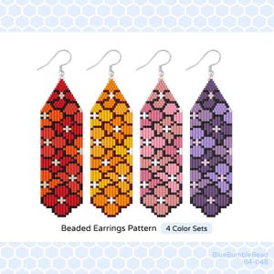 Könnte beinhalten: Vier Perlenohrringmuster mit Blumendesigns in Rot, Orange, Rosa und Lila. Die Muster sind mit "Beaded Earrings Pattern 4 Color Sets" beschriftet.