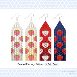 Op de afbeelding: Vier patronen voor kralen oorbellen in verschillende kleuren: lichtgroen, geel, rood en marineblauw. Elke oorbel heeft een herhalend aardbeienontwerp. De tekst "Beaded Earrings Pattern" en "4 Colo Sets" wordt weergegeven.