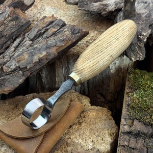 Cuchillo Scorp forjado a mano con funda. Herramienta para tallar cucharas. Hoja de acero al carbono. Mango de fresno.