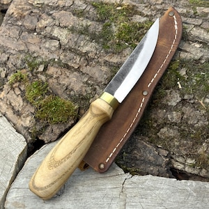 Cuchillo de trinchar Sloyd forjado a mano. Hoja de acero al carbono. Mango de fresno. Cuchillo de trinchar de madera con funda de cuero. Herramienta para cucharas, tazas y figuras.