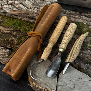 Snijgereedschap voor kom met leren rol. Handgesmede bladen van koolstofstaal. Ergonomische handgrepen van essenhout. Messen voor houtsnijwerk. Hulpmiddelen voor beginners