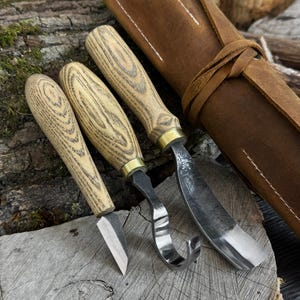 Herramientas de tallado de madera forjadas a mano. Hojas de acero al carbono. Mango ergonómico de fresno. Kit para tallar cucharas y kuksas con estuche de cuero. Herramientas para ahuecar cuencos.