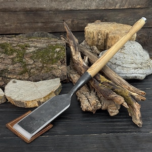 Puede incluir: Un letrero de madera rústica con el texto "Welcome to our home" en letras blancas. El letrero presenta un acabado envejecido y un diseño sencillo y acogedor, ideal para un porche o entrada.